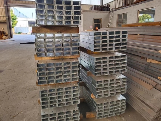 Punching Hot Rolled Galvanized Baja Bagian C Purlins longitudinal