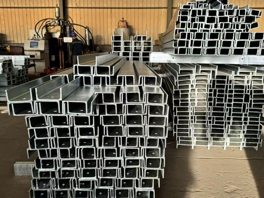 High Strength Channel Steel Hot Rolled Structural Channels Durable Anti Rust Untuk Proyek Industri dan Infrastruktur Komersial