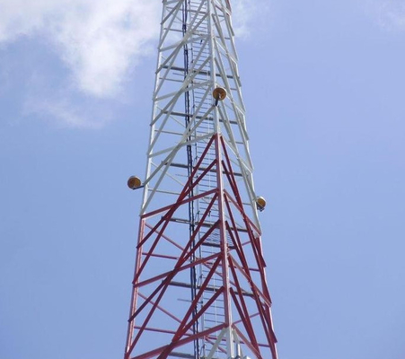 Menara Komunikasi Baja Sudut Segitiga Galvanis Celup Panas 5G Cocok Untuk Jaringan Seluler Dan Transmisi Siaran