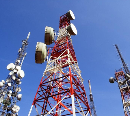 Menara Baja Sudut Empat Kolom Dengan Perangkat Perlindungan Petir